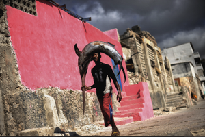 Man with swordfish in Mogadishu, Somalia 2012 - Photographic print, stamped and signed by Jan Grarup. Printet on Baryta Fine Art 325 gram paper in A2 (59,4 x 42cm)