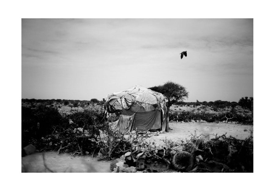 A tent in the desert outside Mogadishu, Somalia 2012 - Photographic print, stamped and signed by Jan Grarup. Printet on Baryta Fine Art 325 gram paper in A2 (59,4 x 42cm)