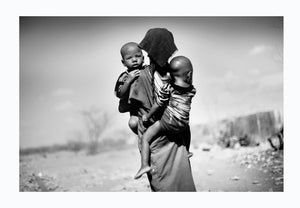 Woman with her two children in the desert, Somalia 2012 - Photographic print, stamped and signed by Jan Grarup. Printet on Baryta Fine Art 325 gram paper in A2 (59,4 x 42cm)
