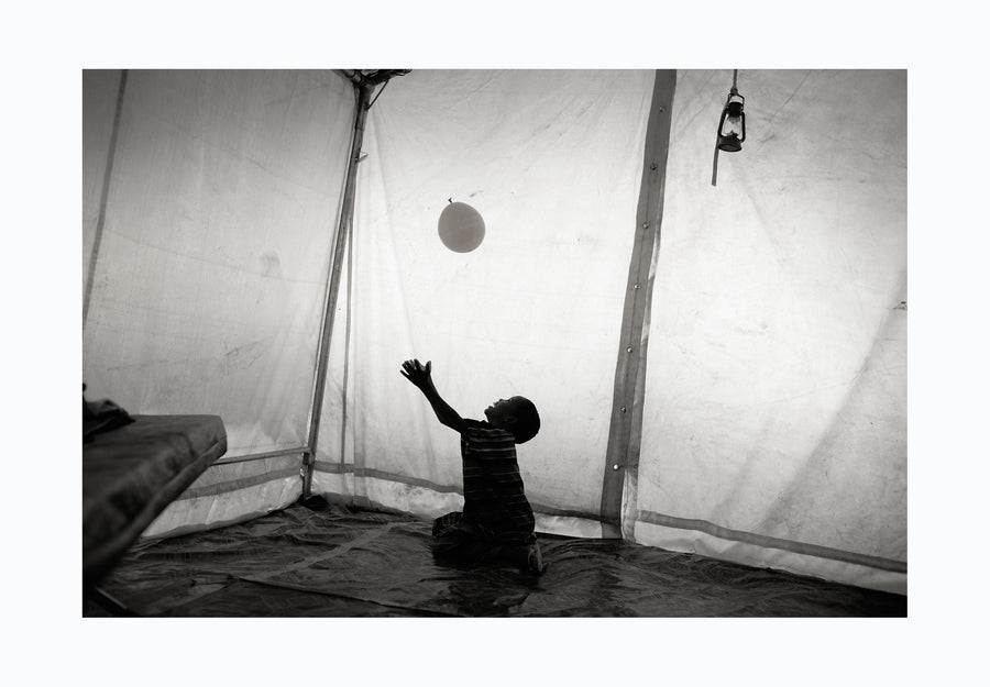 Child with balloon Ethiopian border 2010 - Photographic print, stamped and signed by Jan Grarup. Printet on Baryta Fine Art 325 gram paper in A2 (59,4 x 42cm)