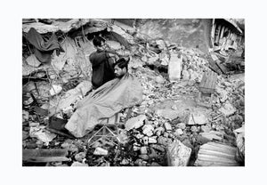 Barber in Balakot, Kashmir 2005 - Photographic print, stamped and signed by Jan Grarup. Printet on Baryta Fine Art 325 gram paper in A2 (59,4 x 42cm)