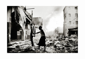 Couple in Haiti, 2010 - Photographic print, stamped and signed by Jan Grarup. Printet on Baryta Fine Art 325 gram paper in A2 (59,4 x 42cm)